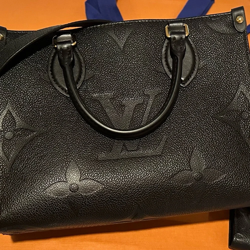 Authentic Louis Vuitton Monogram Empreinte onyx bag.  Gently used for one month🩷 - Picture 3 of 16